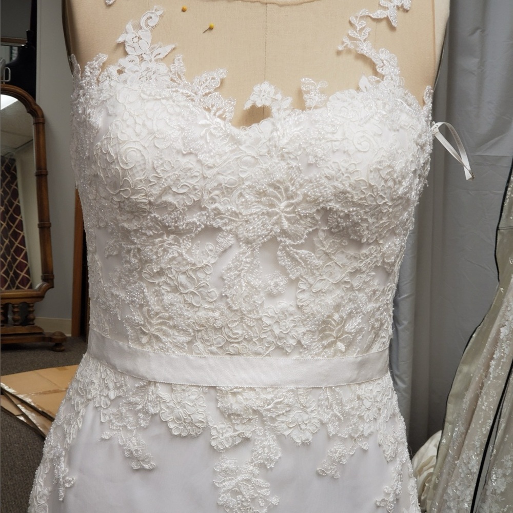 Pronovias – Lace & Organza Wedding Dress (Size 10)